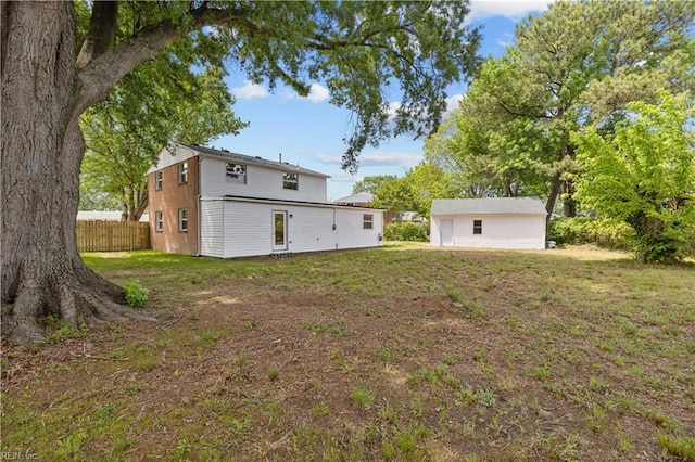 view of yard featuring an outdoor structure