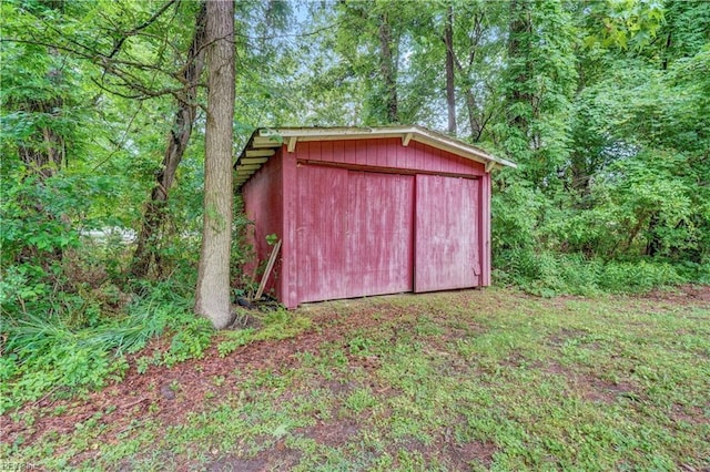 8 Pinckney Ln, Poquoson, VA 23662 - view of shed with a forest view