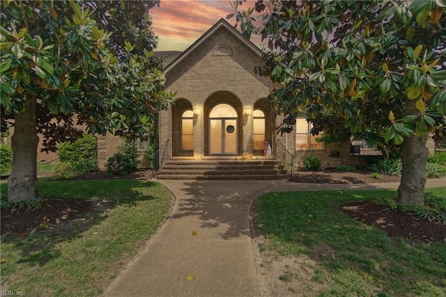 view of front facade featuring brick siding