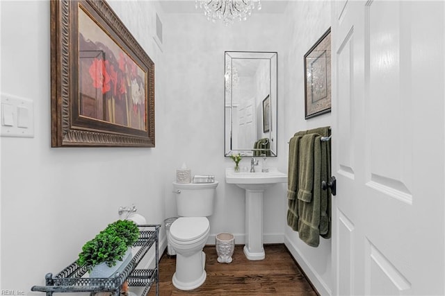 2900 Thomas Smith Ln, Williamsburg, VA 23185 - bathroom featuring wood finished floors and a chandelier