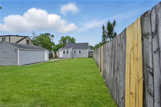 view of yard with an outbuilding