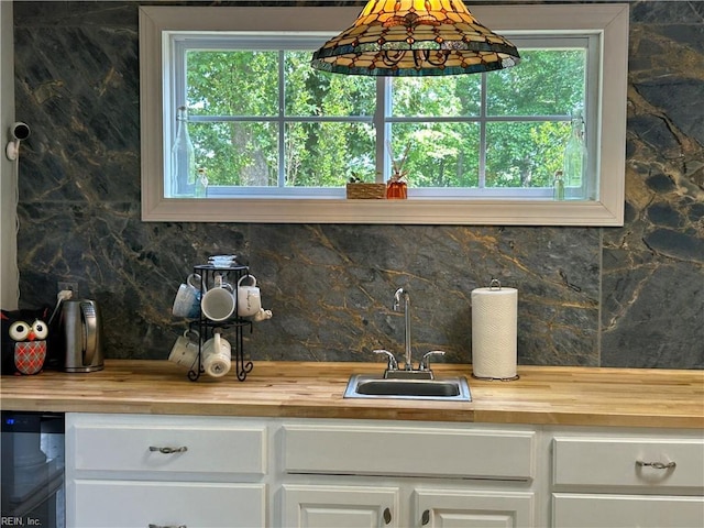 103 Sloop Ct, Williamsburg, VA 23185 - bar area featuring a sink, decorative backsplash, and wine cooler
