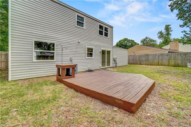 913 Fluvanna Rd, Newport News, VA 23601 - back of property with a wooden deck