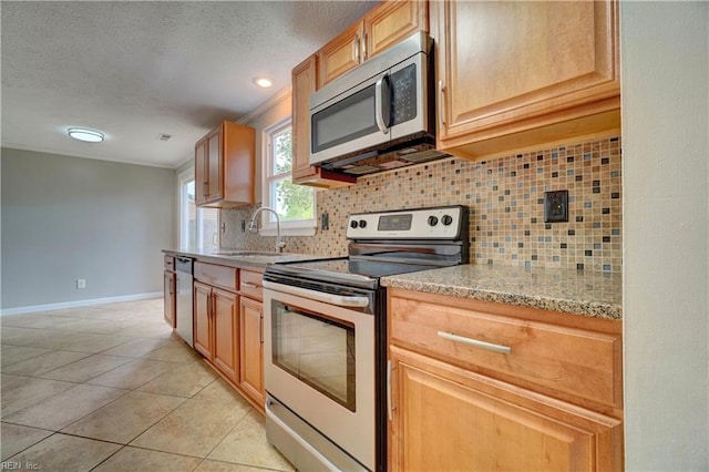 913 Fluvanna Rd, Newport News, VA 23601 - kitchen with appliances with stainless steel finishes, a sink, tasteful backsplash, a textured ceiling, and baseboards