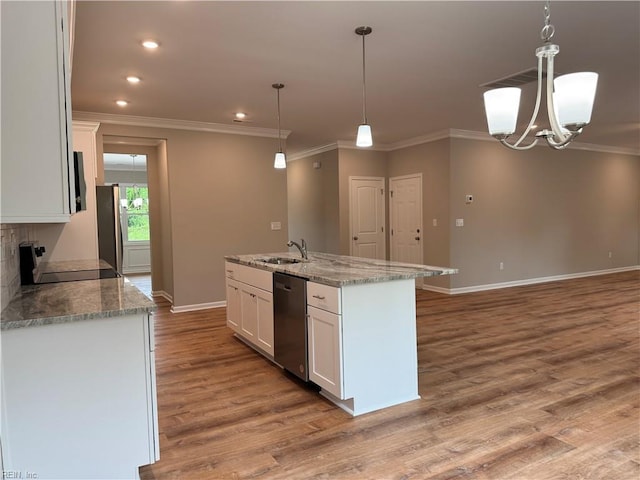 kitchen featuring stainless steel appliances, wood finished floors, baseboards, a sink, and ornamental molding