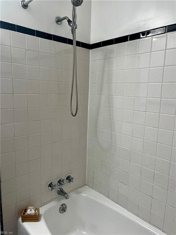 bathroom with washtub / shower combination