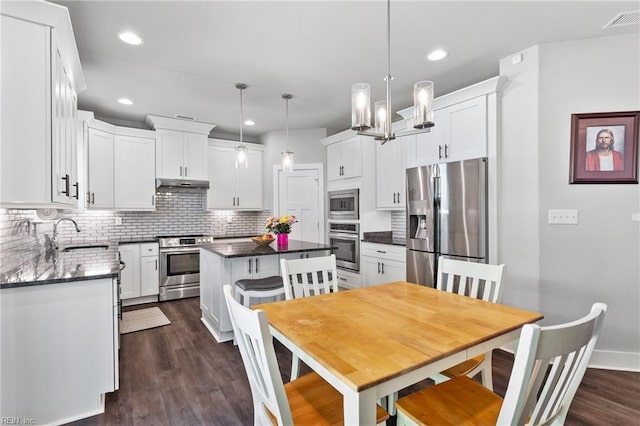 219 Dunway Ln, Chesapeake, VA 23323 - kitchen with stainless steel appliances, a sink, tasteful backsplash, a center island, and recessed lighting