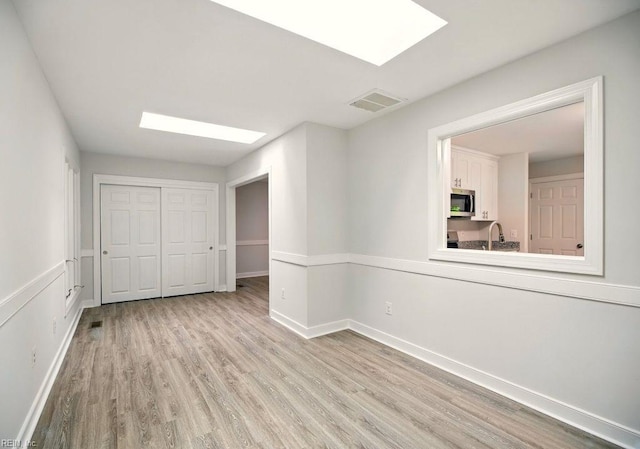 38 Yeardleys Grant, Williamsburg, VA 23185 - unfurnished bedroom with a skylight, wood finished floors, baseboards, and a closet