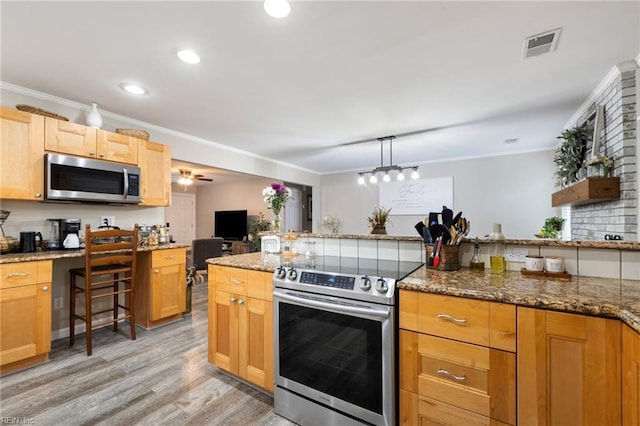 1117 Confederate Cres, Virginia Beach, VA 23453 - kitchen featuring appliances with stainless steel finishes, light wood-type flooring, crown molding, recessed lighting, and a desk