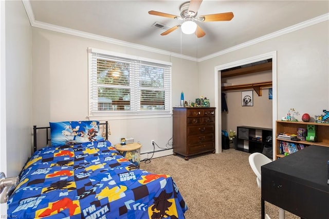 carpeted bedroom with crown molding, ceiling fan, and a closet