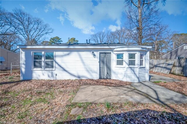332 Shawen Dr, Hampton, VA 23669 - back of property featuring fence and a patio