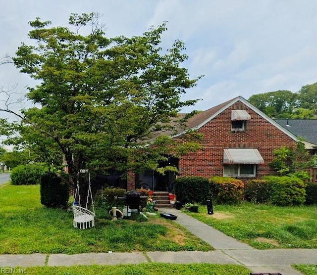 803 Wilbur Ave, Chesapeake, VA 23324 - view of front facade with brick siding and a front yard
