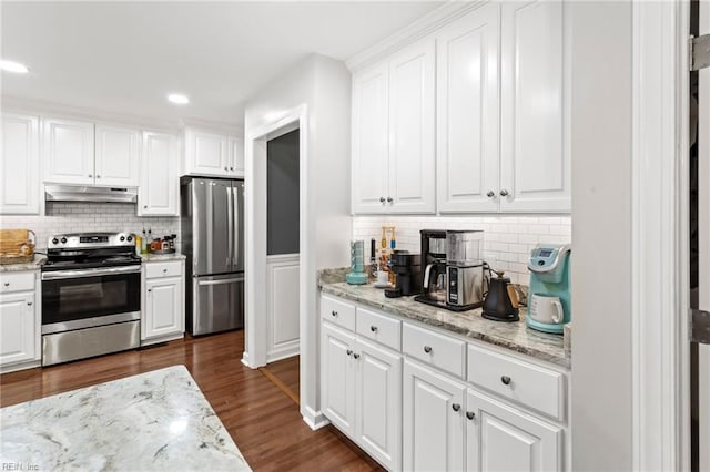 527 Lakeshead Dr, Williamsburg, VA 23185 - kitchen featuring stainless steel appliances, under cabinet range hood, tasteful backsplash, white cabinets, and recessed lighting