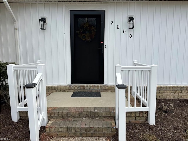 2800 Candlewood Cir, Chesapeake, VA 23324 - property entrance with board and batten siding