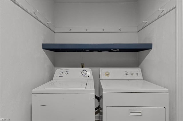 104 Beechwood Dr, Franklin, VA 23851 - clothes washing area with washing machine and clothes dryer
