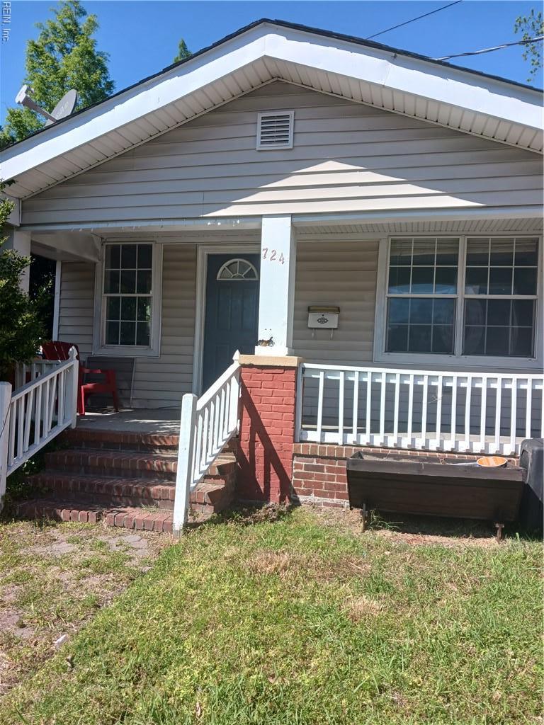 724 W 26th St, Norfolk, VA 23517 - view of front of home with a porch, brick siding, and a front lawn