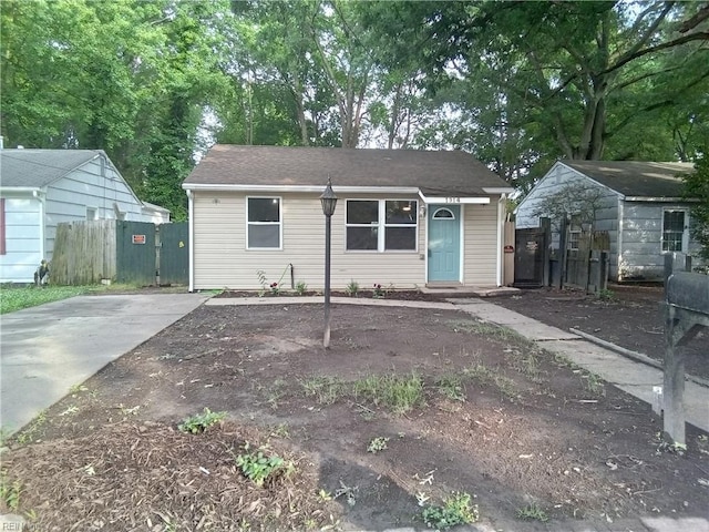 1914 Long Green Ln, Hampton, VA 23663 - view of front of property featuring fence