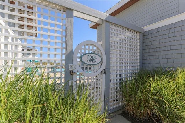 9517 24th Bay St, Norfolk, VA 23518 - exterior view of a gate