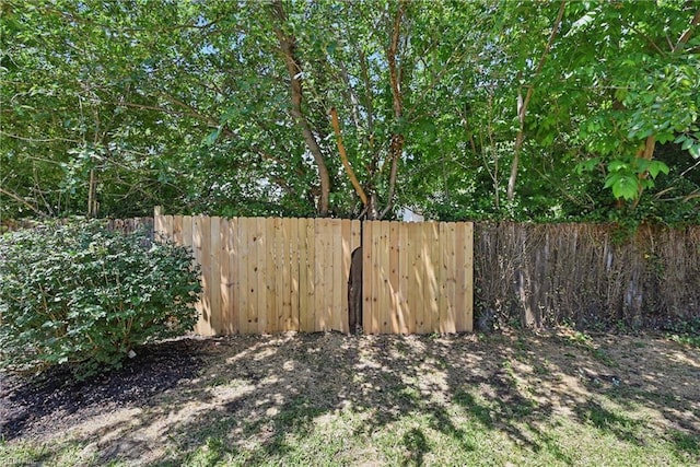 12 Carriage Ln, Newport News, VA 23606 - view of yard with fence
