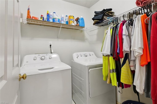114 Gnarled Oak Ln, Yorktown, VA 23692 - laundry room with independent washer and dryer