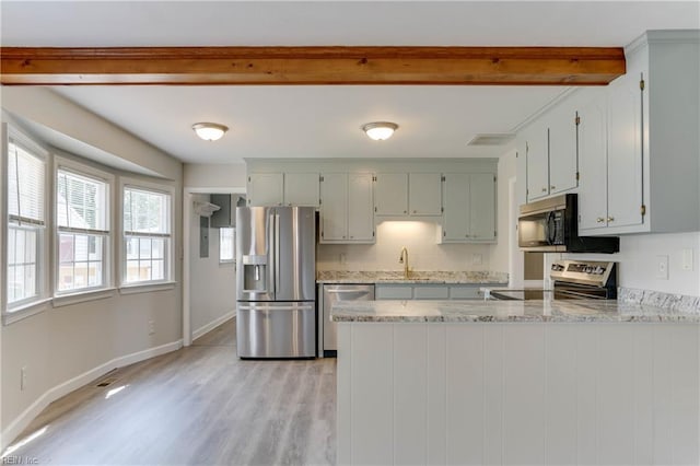2509 Quail Ridge Ct, Chesapeake, VA 23321 - kitchen featuring stainless steel appliances, beamed ceiling, a sink, light wood-style floors, and a peninsula