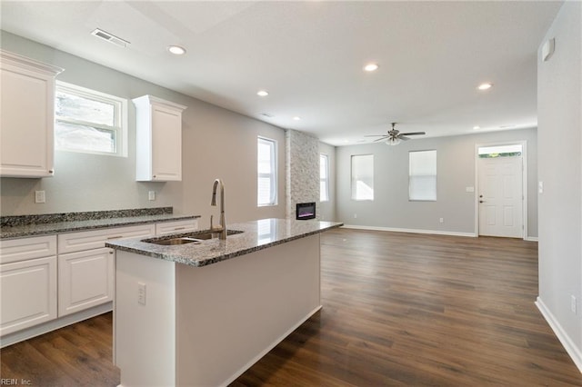 kitchen featuring a sink, a ceiling fan, recessed lighting, an island with sink, and white cabinetry