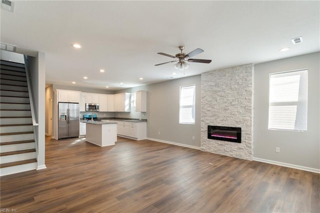 kitchen with appliances with stainless steel finishes, open floor plan, a ceiling fan, a center island, and recessed lighting