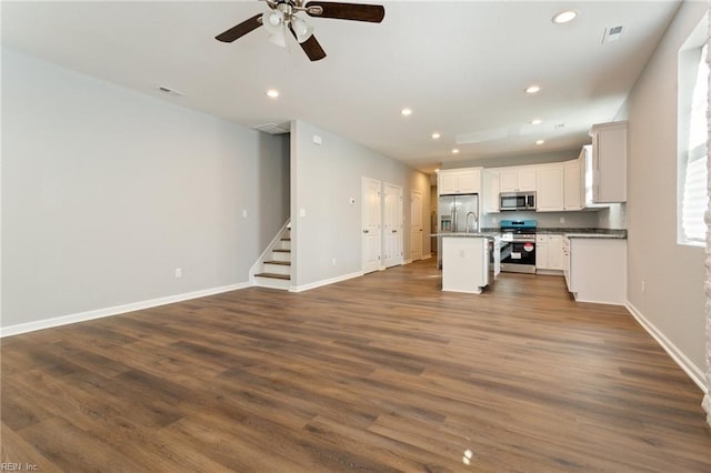 kitchen with stainless steel appliances, open floor plan, a center island with sink, recessed lighting, and ceiling fan