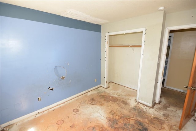 unfurnished bedroom featuring a closet and baseboards
