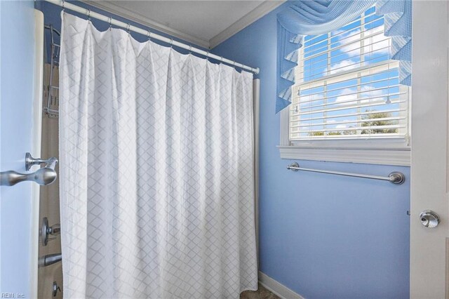 full bathroom featuring ornamental molding and a shower with curtain