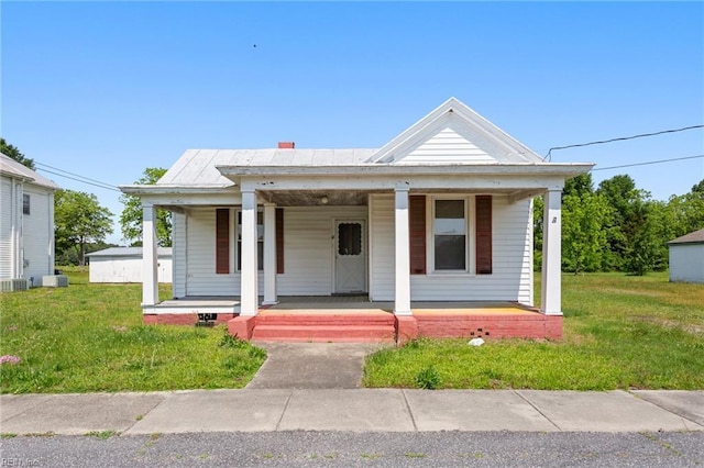 view of front of home featuring a porch and a front lawn