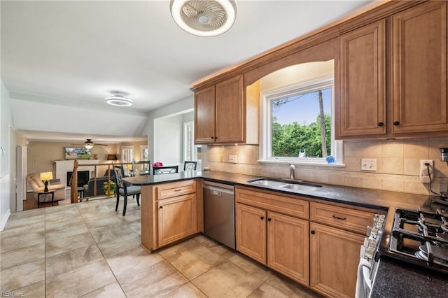 108 Bayview Dr, Yorktown, VA 23692 - kitchen featuring stainless steel appliances, a sink, a peninsula, tasteful backsplash, and dark countertops