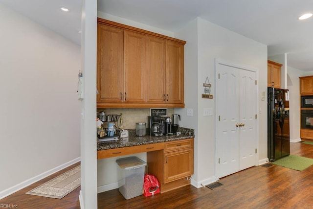 bar area with black appliances, decorative backsplash, dark wood-style floors, recessed lighting, and baseboards
