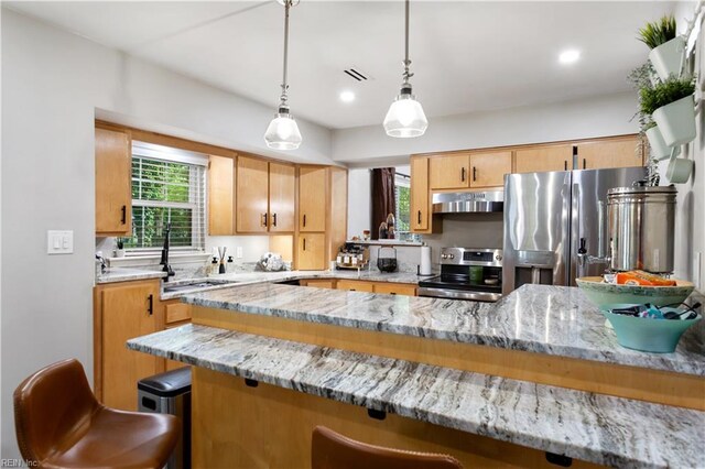 164 Nottingham Trl, Newport News, VA 23602 - kitchen with appliances with stainless steel finishes, under cabinet range hood, a sink, a breakfast bar, and hanging light fixtures