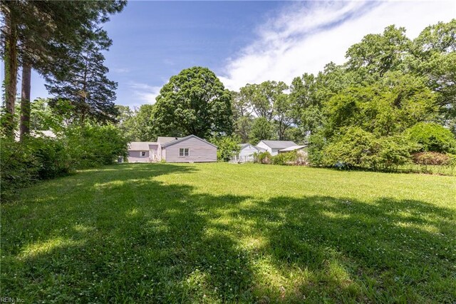 624 Highland Ct, Newport News, VA 23605 - view of green lawn