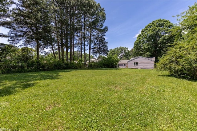 624 Highland Ct, Newport News, VA 23605 - view of green lawn