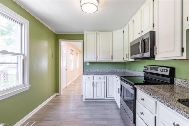 624 Highland Ct, Newport News, VA 23605 - kitchen featuring appliances with stainless steel finishes, light wood-type flooring, plenty of natural light, and crown molding