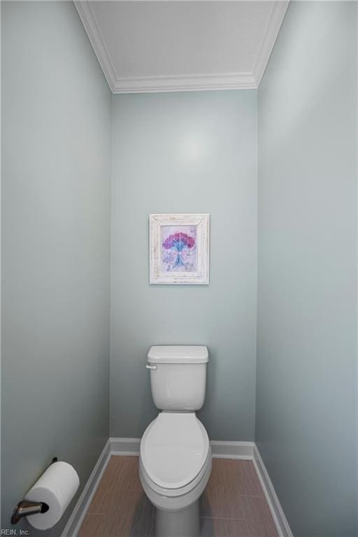 531 Middleton Way, Chesapeake, VA 23322 - bathroom featuring toilet, ornamental molding, and baseboards