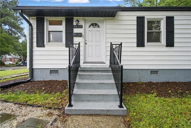 6628 Glenoak Dr, Norfolk, VA 23513 - property entrance featuring crawl space