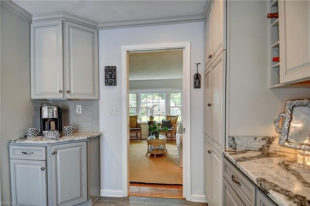 1052 Sunnyside Dr, Virginia Beach, VA 23464 - bar area featuring tasteful backsplash, light wood-style floors, and baseboards