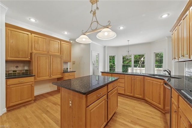 133 Mid Ocean, Williamsburg, VA 23188 - kitchen featuring a sink, backsplash, light wood-style flooring, recessed lighting, and a kitchen island