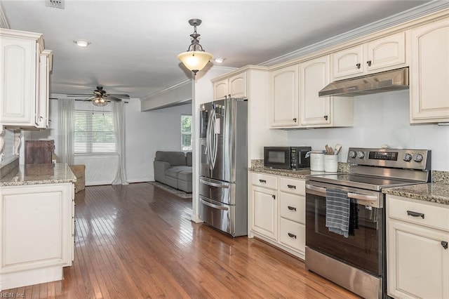 940 Blackwater Rd, Chesapeake, VA 23322 - kitchen featuring stainless steel appliances, under cabinet range hood, cream cabinetry, a ceiling fan, and hardwood / wood-style floors