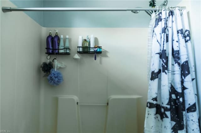 12 Benton Ave, Portsmouth, VA 23702 - bathroom with curtained shower