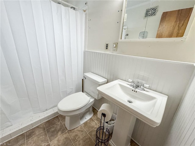 1625 Garfield Dr, Norfolk, VA 23503 - full bath featuring toilet, a wainscoted wall, tile patterned flooring, and a shower with curtain