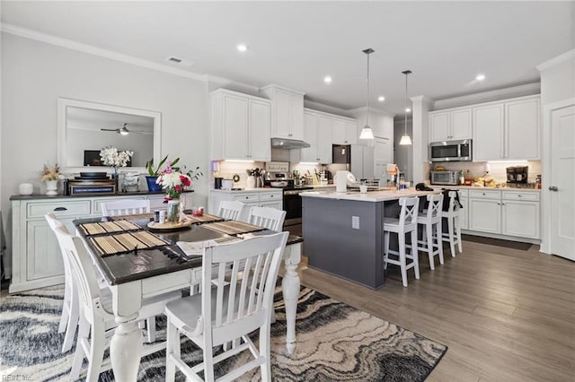 110 Georgia Dr, Elizabeth City, NC 27909 - dining space featuring ornamental molding, wood finished floors, recessed lighting, and a ceiling fan