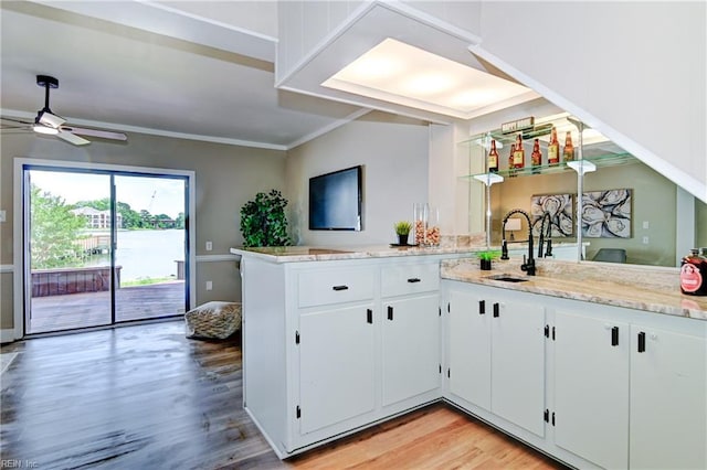 166 Mill Point Dr, Hampton, VA 23669 - kitchen with ceiling fan, a sink, a peninsula, light wood-type flooring, and white cabinets