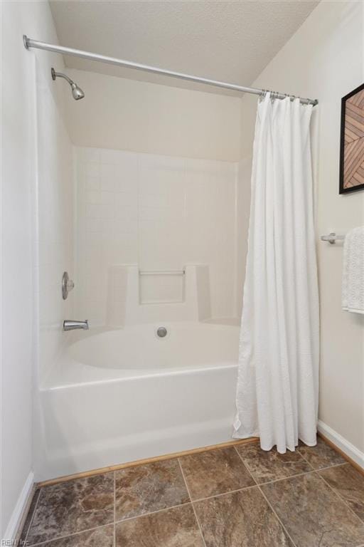 408 Holmes Blvd, Yorktown, VA 23692 - full bath with shower / bath combination with curtain and baseboards