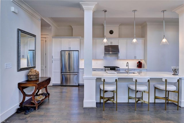103 Enclave Ct, Williamsburg, VA 23185 - kitchen featuring appliances with stainless steel finishes, under cabinet range hood, a breakfast bar area, white cabinets, and backsplash