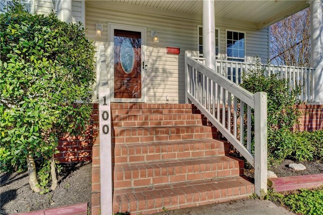 100 Langston Ct, Franklin, VA 23851 - entrance to property featuring a porch