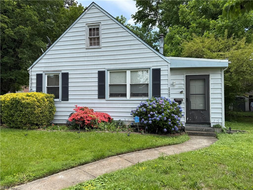 4825 Bruce St, Norfolk, VA 23513 - bungalow-style home with a front lawn